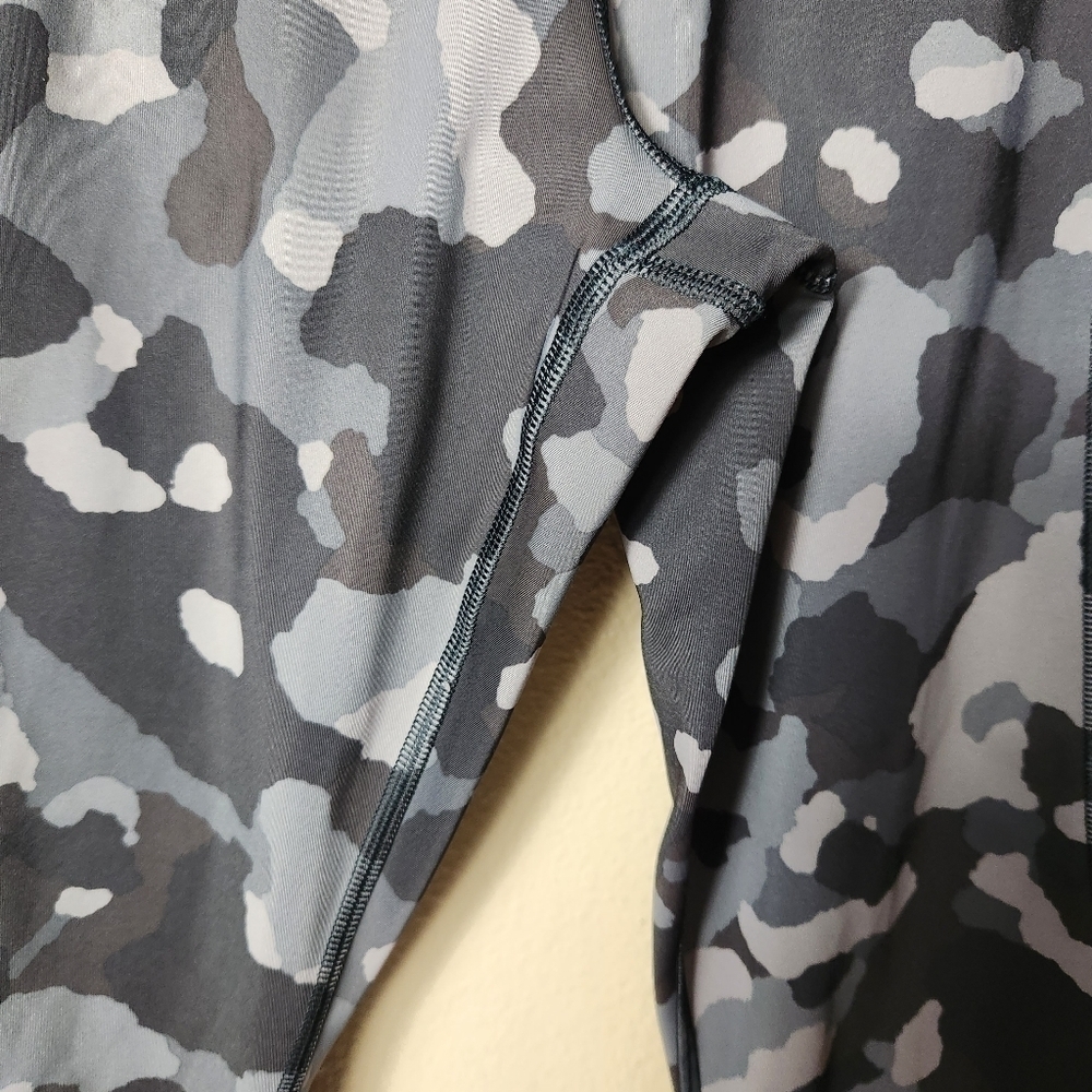 Athleta Lightening Camo 7/8 Tight Leggings w/Stash Pockets in Supersonic-Size S - Picture 4 of 12